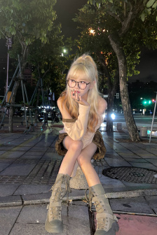 只想和你睡1V1H月半喵